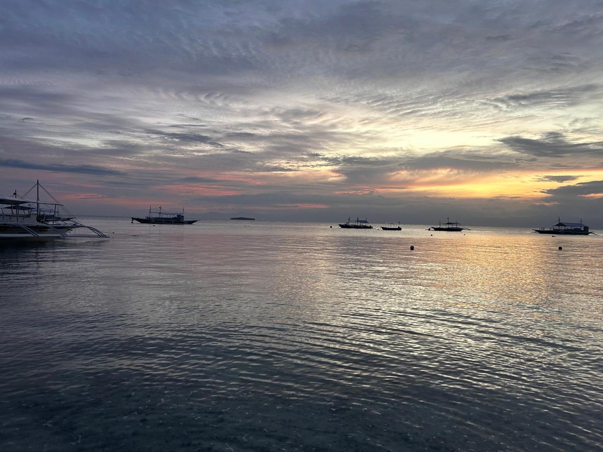 East Holiday Resort Moalboal Bagian luar foto